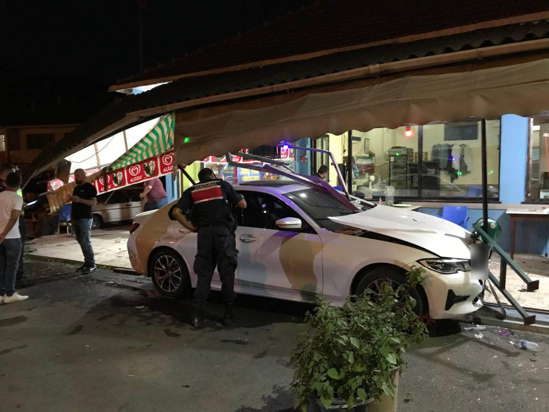 Davetsiz misafir! Lüks otomobil kahvehaneye daldı. Facianın eşiğinden dönüldü - Resim: 21